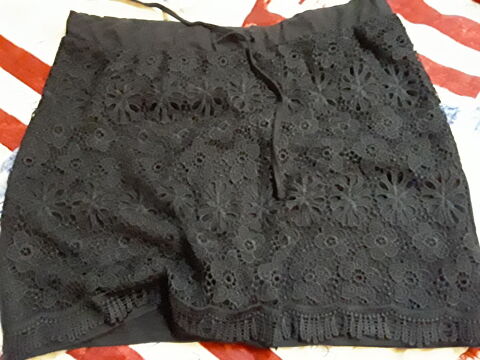 Une jupe noir de la marque esmara.
Taille : XL  0 Oyonnax (01)
