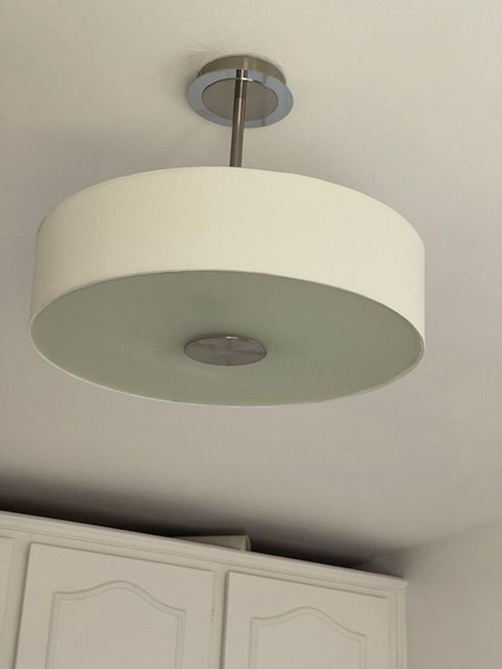 SUSPENSION CONTEMPORAINE EN TISSU BLANC; 
Décoration