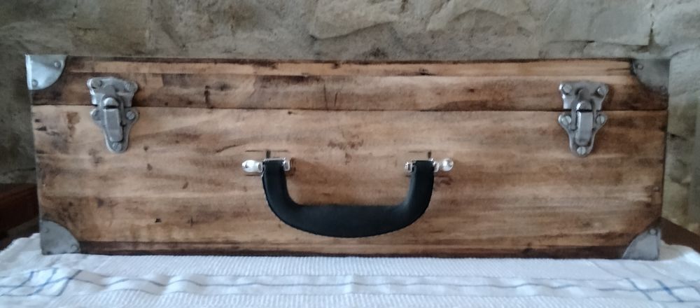 Valise en bois. Décoration