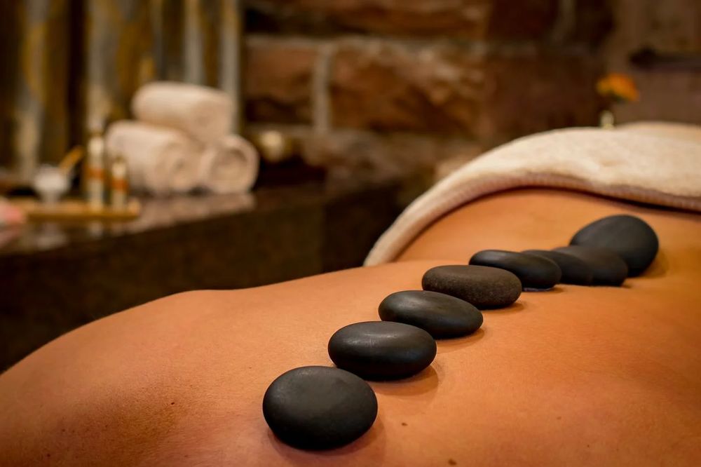   SOINS DE BIEN-ÊTRE ET MASSAGES RELAXANTS 