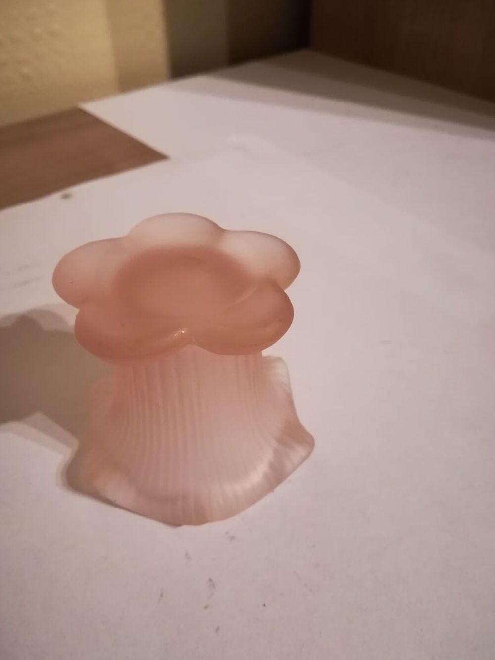 PETIT BOUGEOIR ROSE VINTAGE EN VERRE 
Décoration