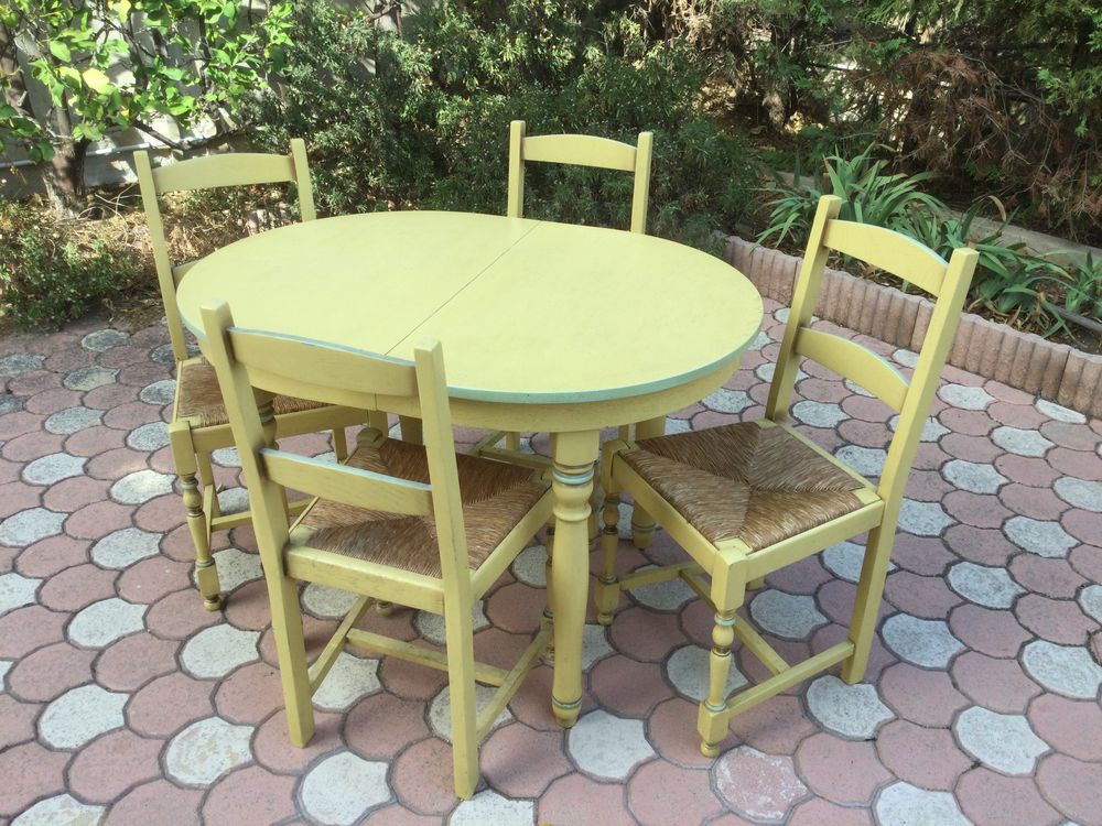 TABLE OVALE AVEC 4 Chaises Meubles