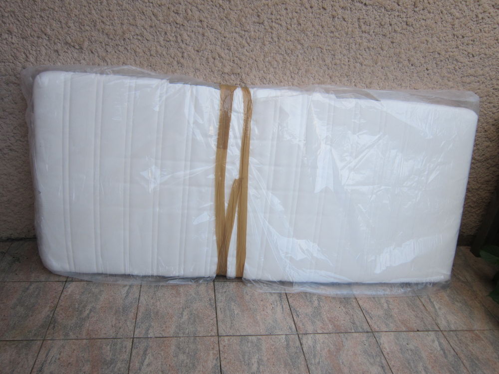 Un matelas 0.90 cm x 200 cm et ses accessoires Meubles