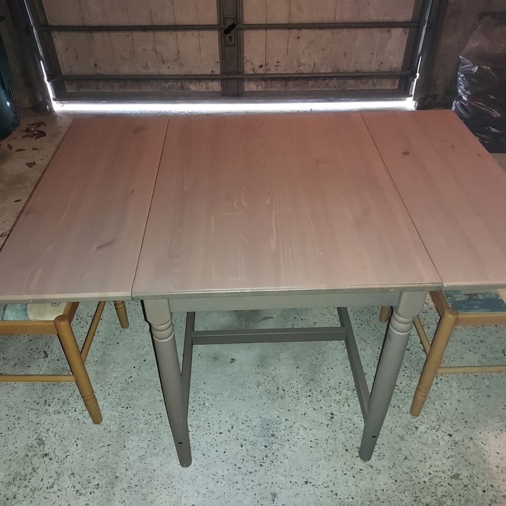TABLE DE CUISINE ET CHAISES Meubles
