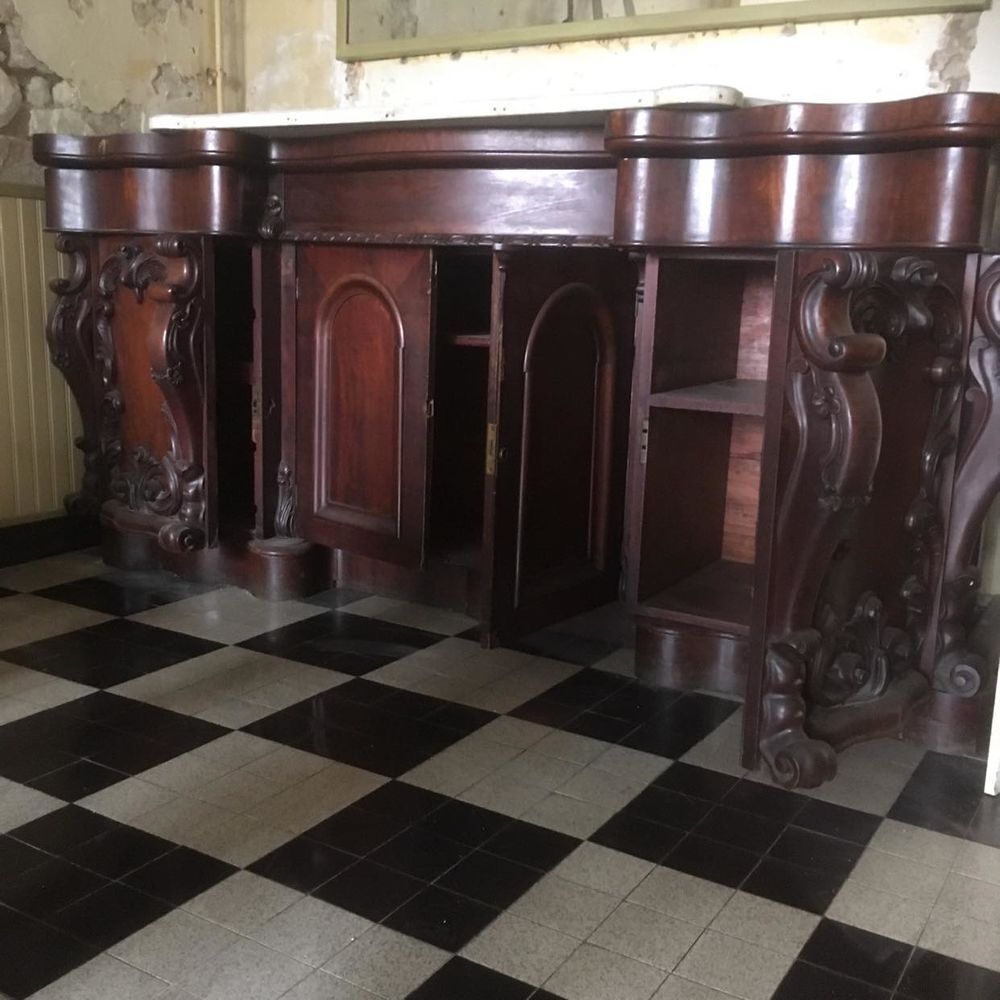 Buffet style Anglais dessus marbre Meubles