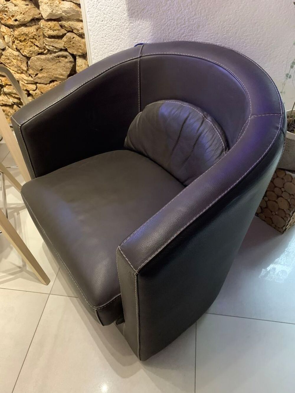 Fauteuil en cuir grain&eacute; marron Meubles