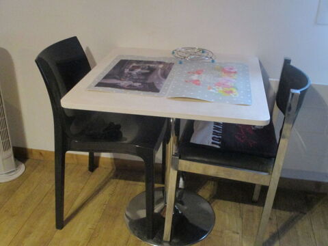Petite table avec 2 chaises plastique 60 Saint-Cyr-sur-Menthon (01)