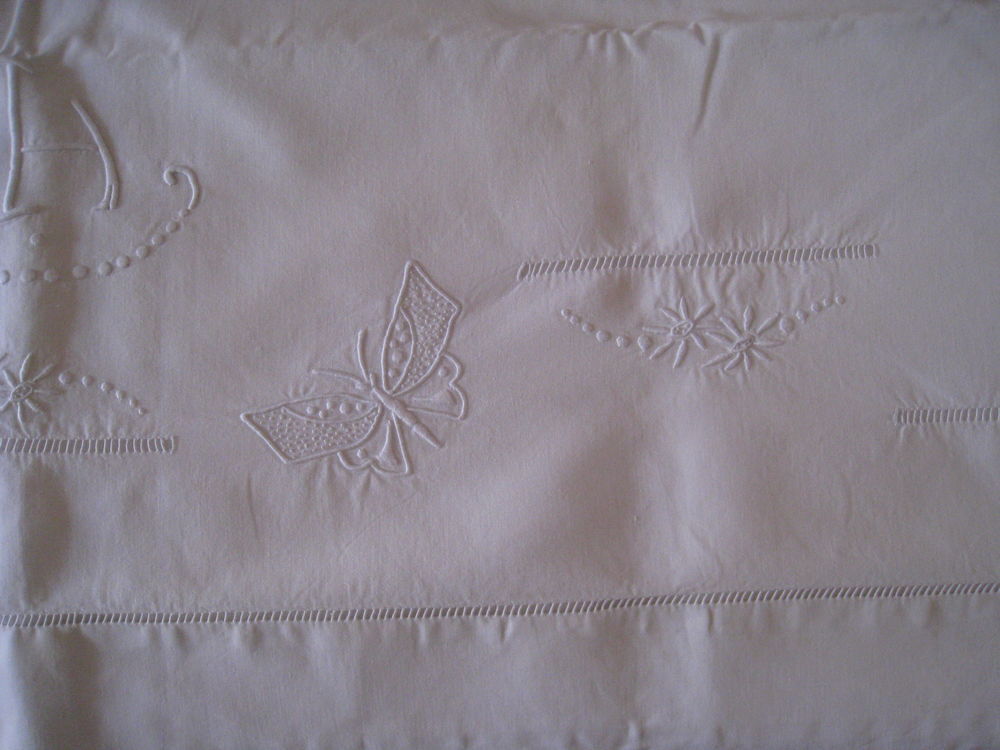 Grand drap brod&eacute; main beau travail ! Décoration