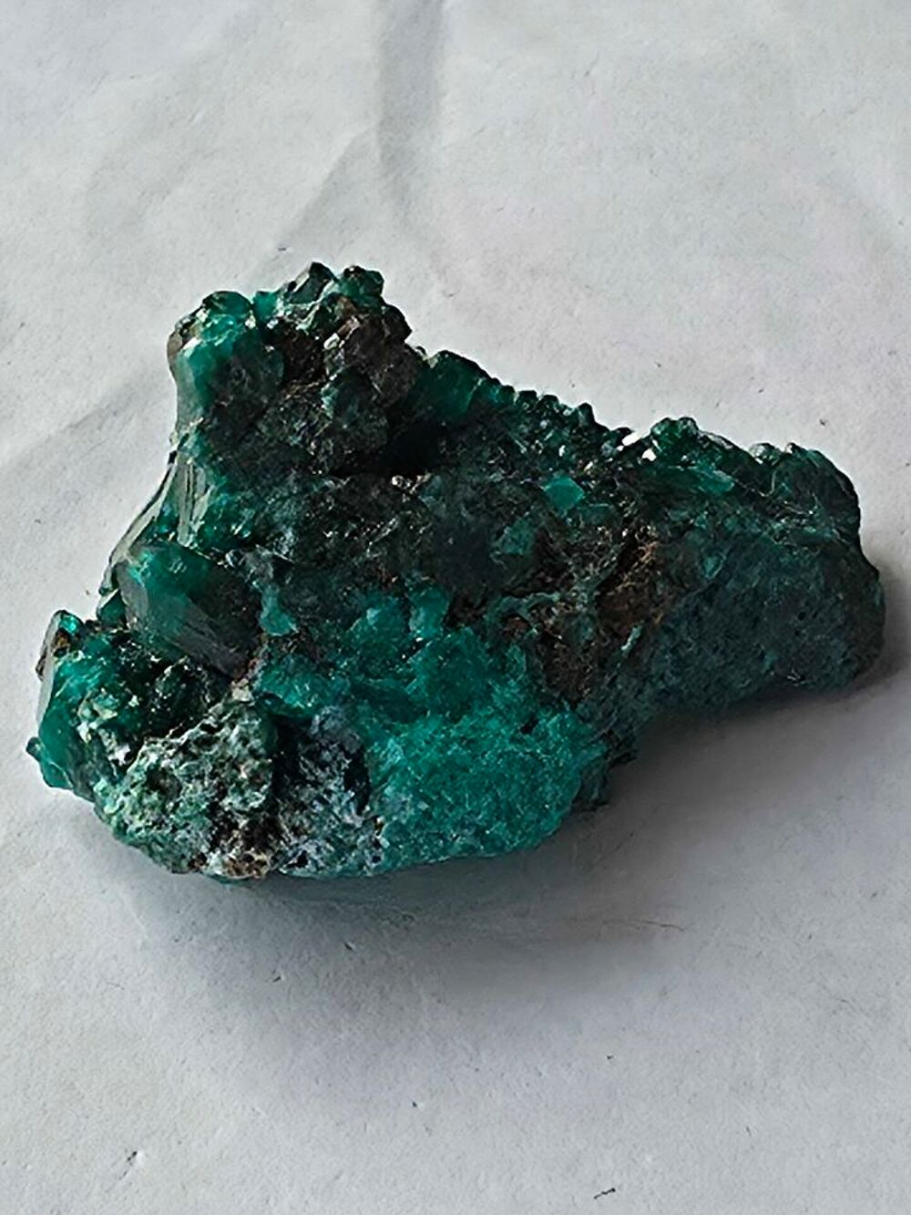 Pierre Dioptase du Katanga, vert &eacute;meraude brillant 