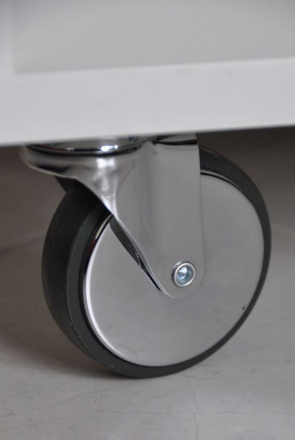 Table basse stratifi&eacute; blanc, &agrave; roulettes. Meubles