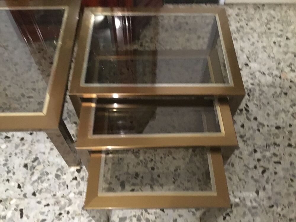 Ensemble de 4 tables basses en laiton et verre ann&eacute;es 1970 Meubles