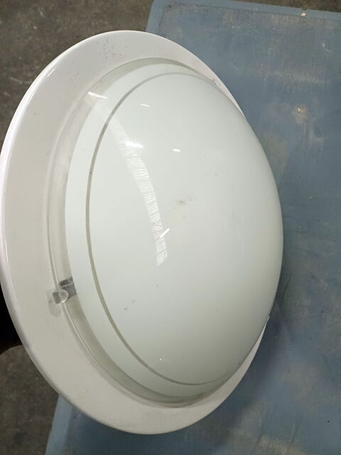 Eclairage en applique en m�tal blanc et verre opaque 10 Tours (37)