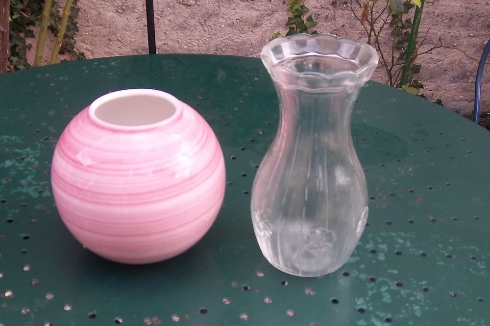 1 vase boule rose 1 vase verre blanc Décoration
