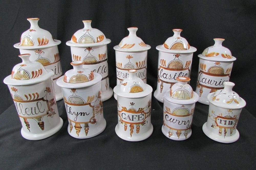 S&eacute;rie de 10 pots , &agrave; pharmacie et &agrave; &eacute;pices, en gr&eacute; &eacute;maill&eacute; Décoration