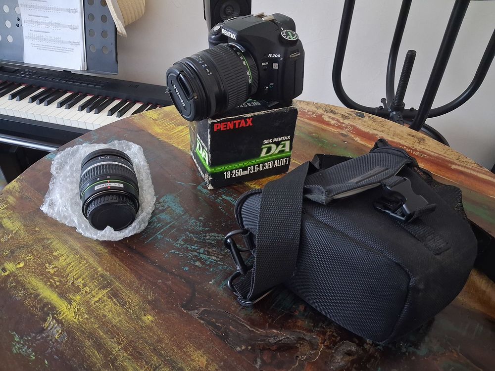 PENTAX K200D avec housse, objectif 18-250, objectif fish-eye Photos/Video/TV