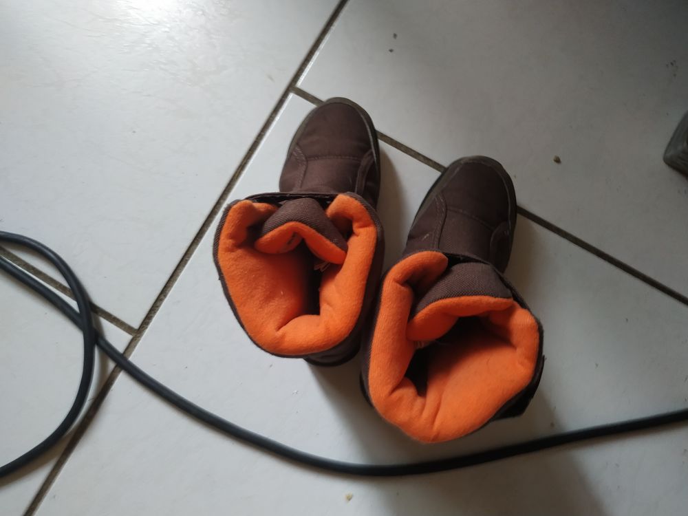 15botte taille 29 de couleur marron et orange Chaussures enfants