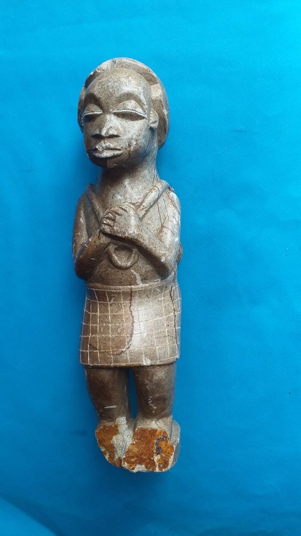 Statue africaine, pierre dure, porte un mouton dans le dos Décoration