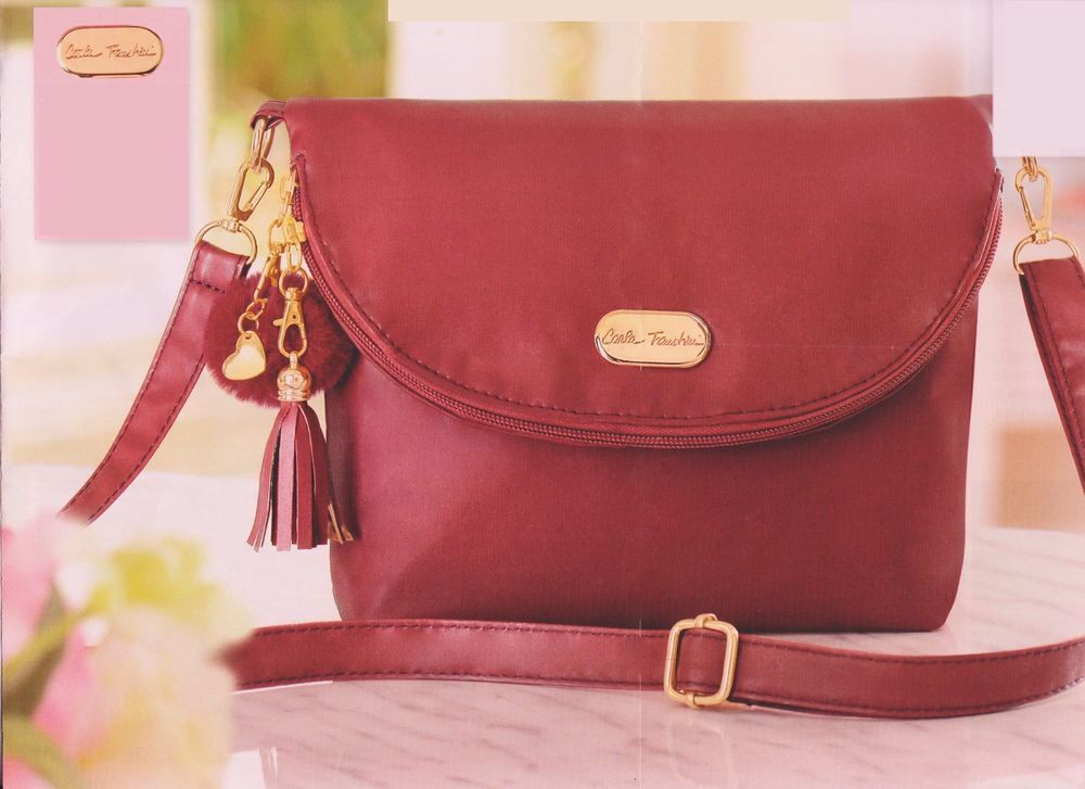 NEUF. Sac &agrave; main avec 3 bijoux de sac. 26 cm x 18.5 cm. NEUF Maroquinerie