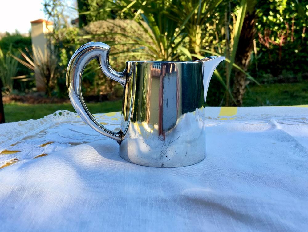 ERCUIS : Pot &agrave; lait ou Cr&eacute;mier ancien sign&eacute;, poin&ccedil;onn&eacute; Cuisine