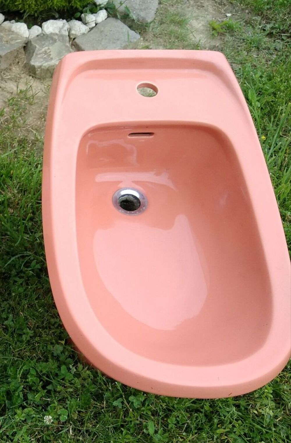 Un lavabo et un bidet couleur saumon Bricolage