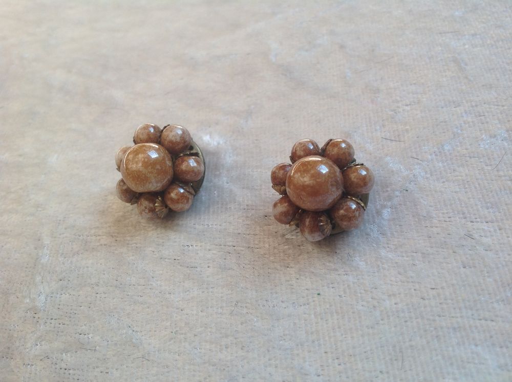BOUCLES OREILLES FLEUR DE PERLES MARRON Envoi Possible
Bijoux et montres