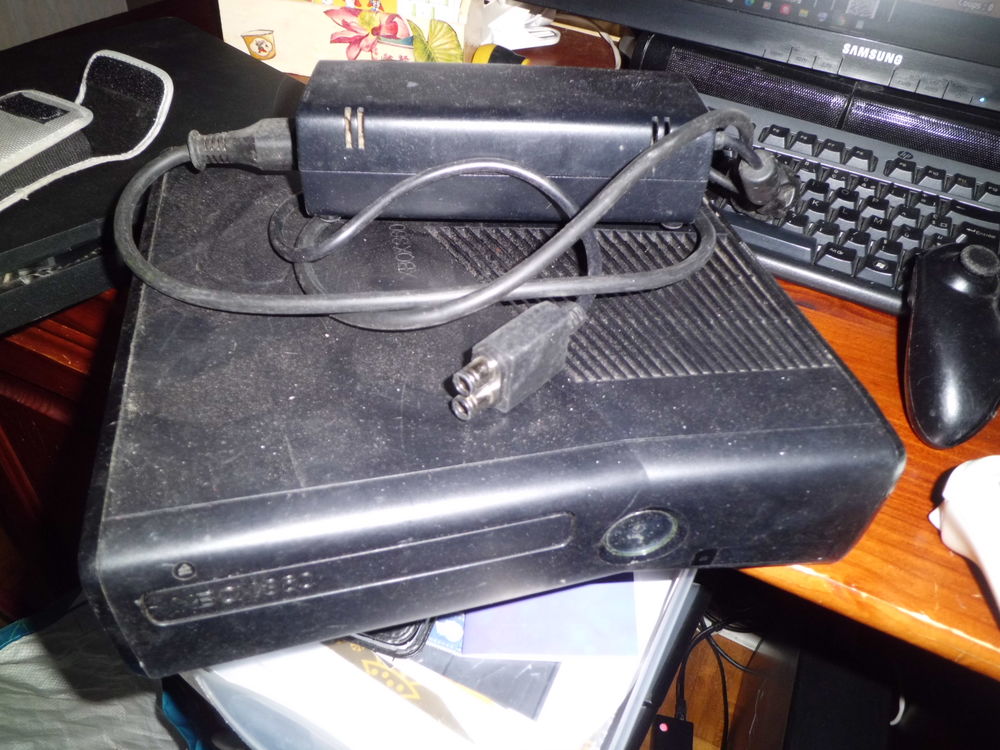 X BOX 360 ET 2 MANETTES Gros lot de Skylanders+28 jeux Consoles et jeux vidéos