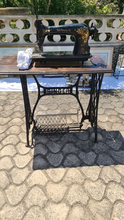 Machine  coudre vintage Singer sur socle en fer 150 Chteauneuf-les-Martigues (13)
