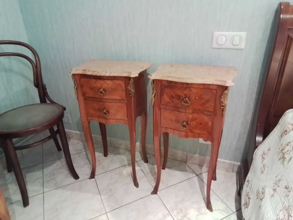 2 tables de nuit bois de rose. Meubles