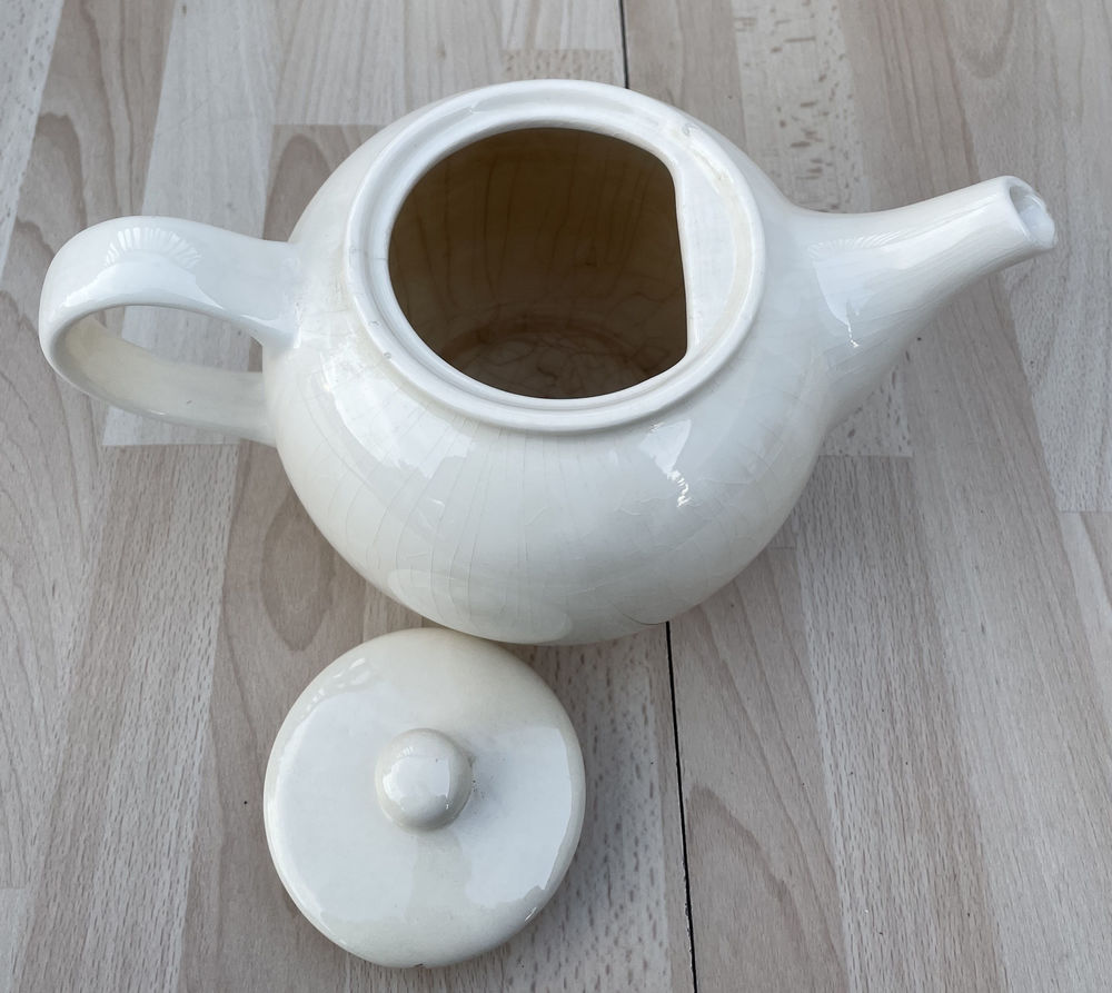 Vintage, lot d'un service &agrave; vaisselle ancien fa&iuml;ence blanche Cuisine