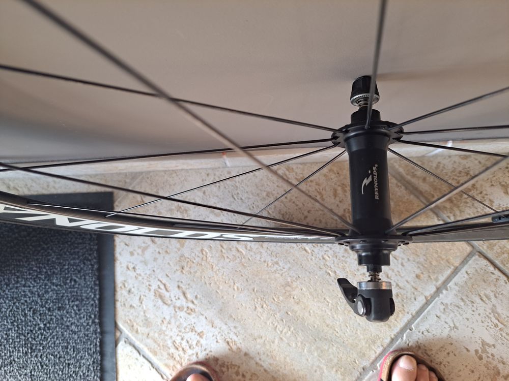Paire de roues reynolds carbone &agrave; boyaux Vélos