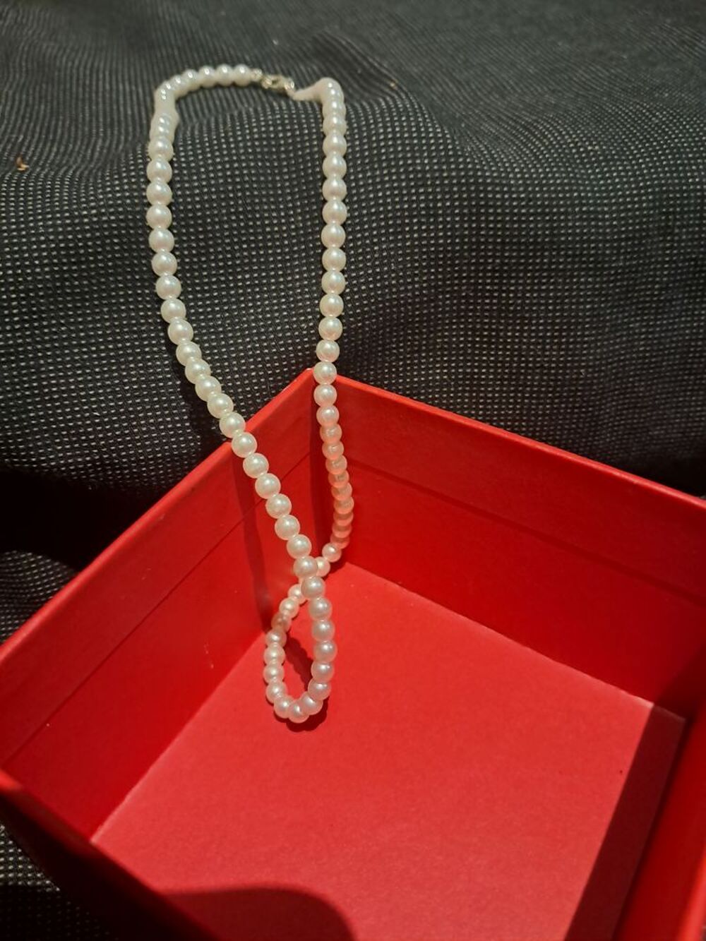 Beau collier fantaisie &agrave; perle. Bijoux et montres