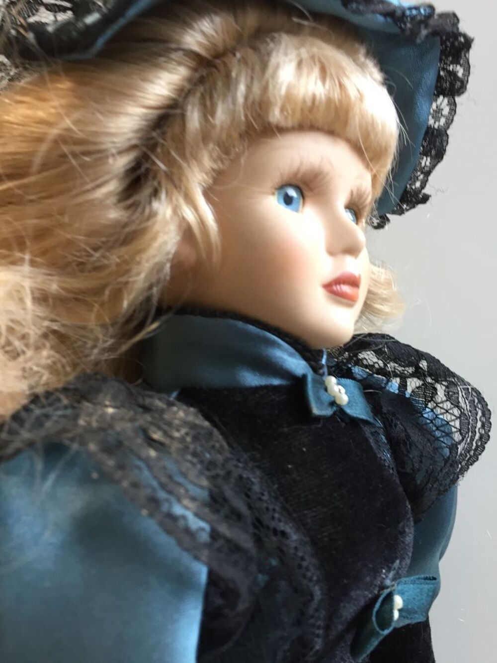 Poup&eacute;e en Porcelaine de Luxe "First Lady" &Eacute;l&eacute;gante 