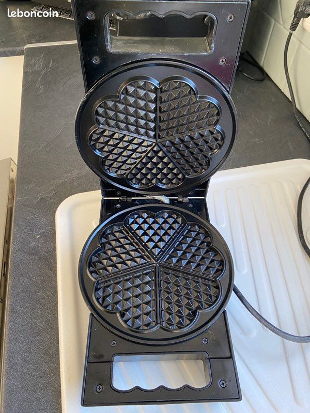 Gaufrier electrique 1200 Watts 5 gaufres forme de coeur 
Electroménager