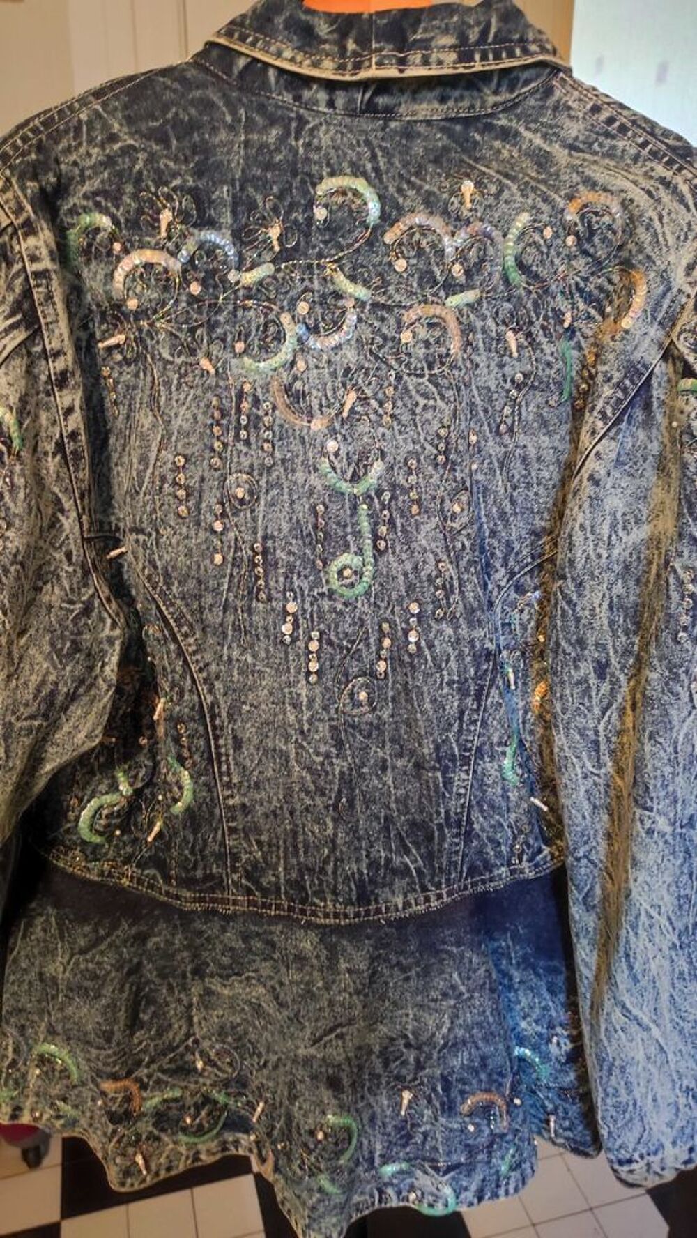 Superbe veste vintage ann&eacute;es fin 80 , neuve, perl&eacute;e, avec sequins &eacute;galement. jean Vêtements