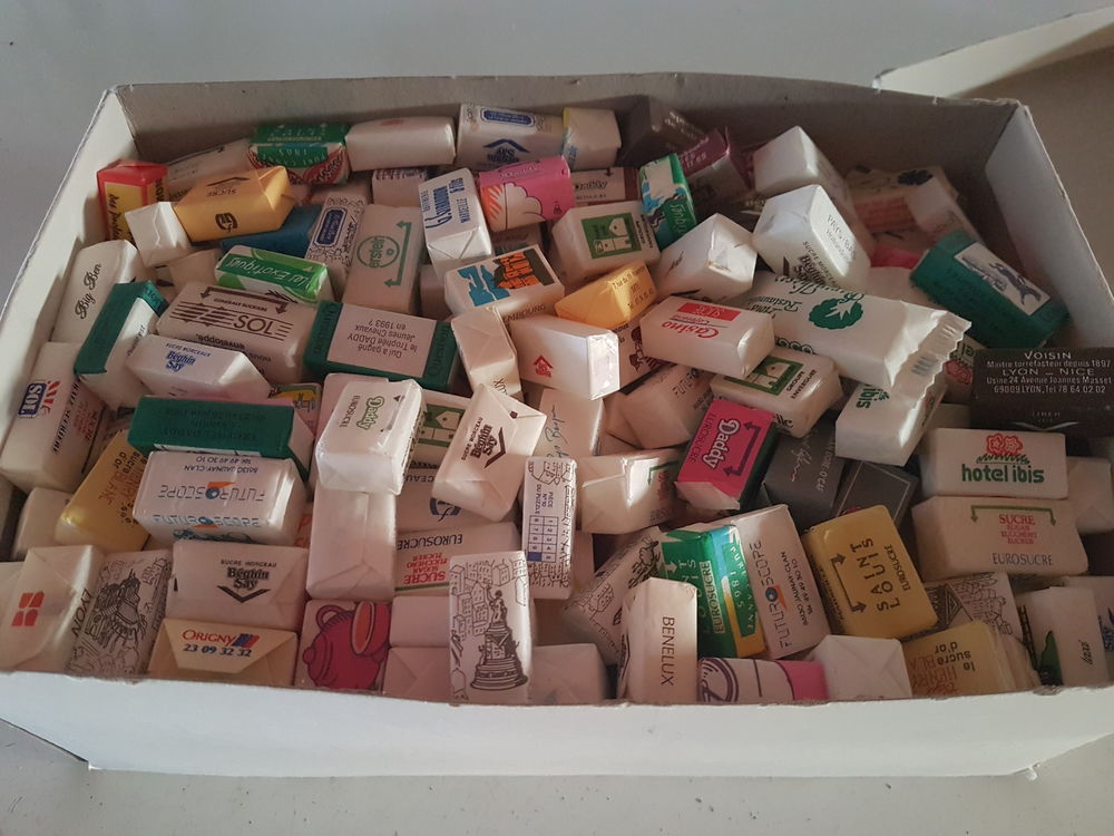 TRES TRES GROS LOT DE SACHETS ET SUCRES PUBLICITAIRES 