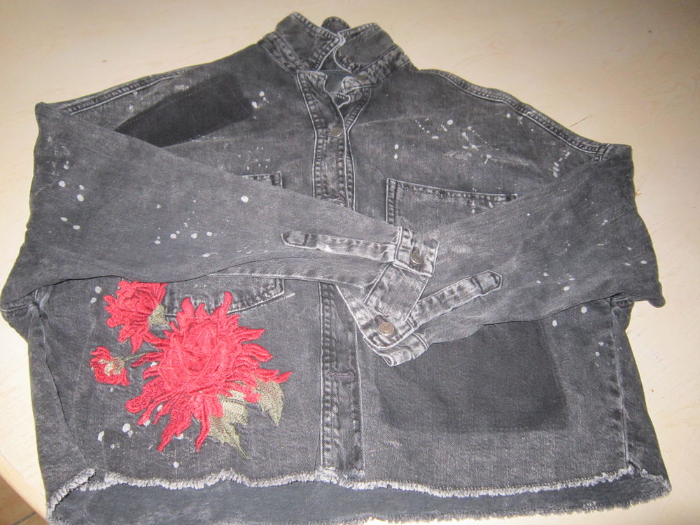 une veste en jean noir avec fleurs rouges brod&eacute;es Vtements