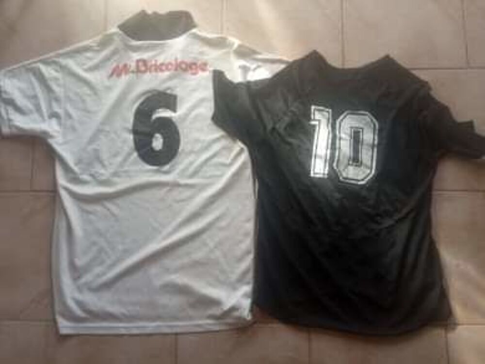 2 jeux de maillots Foot cat&eacute;gorie 17 ans Vêtements