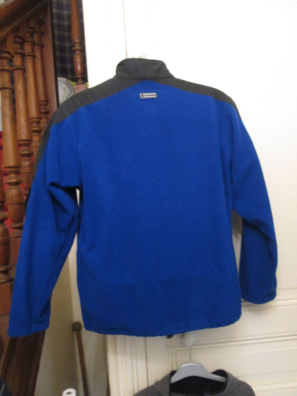 Veste polaire bleue et noire zipp&eacute;e Invicta Vêtements