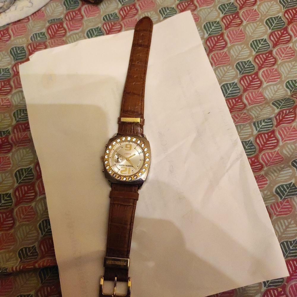 Montre femme avec cristaux bracelet cuir . Bijoux et montres