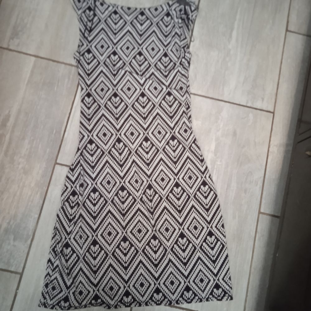 Robe sans manches marque mosquitos T 38 motifs g&eacute;om&eacute;triques Vêtements