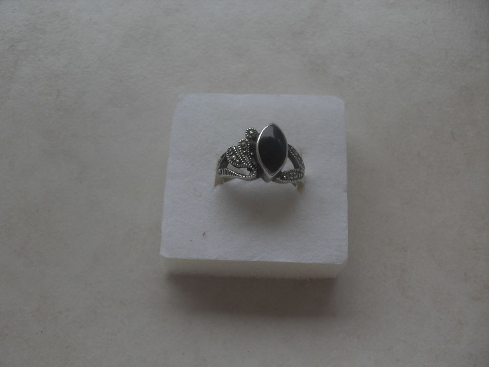 Bague en argent avec pierre Bijoux et montres