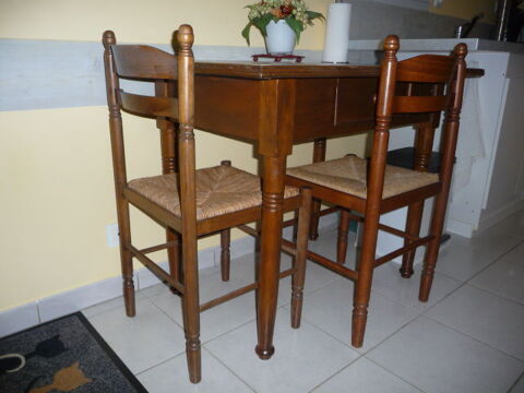 petite table de cuisine dessue carrel et ses deux chaises 95 Lanouaille (24)