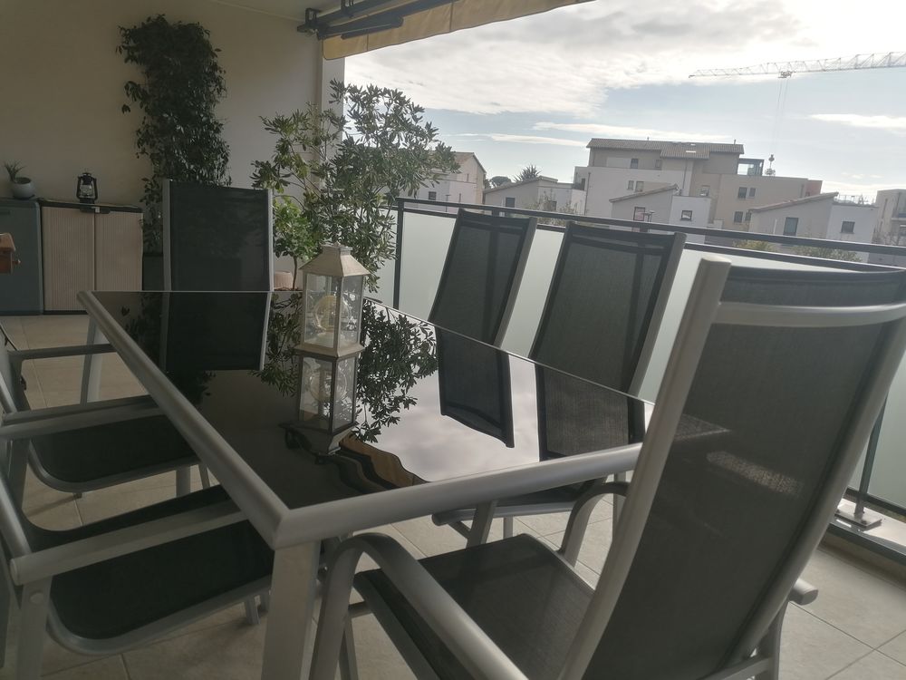 Superbe table en aluminium
L. 1,80m, lar.1,00m, H. 0,72m Meubles