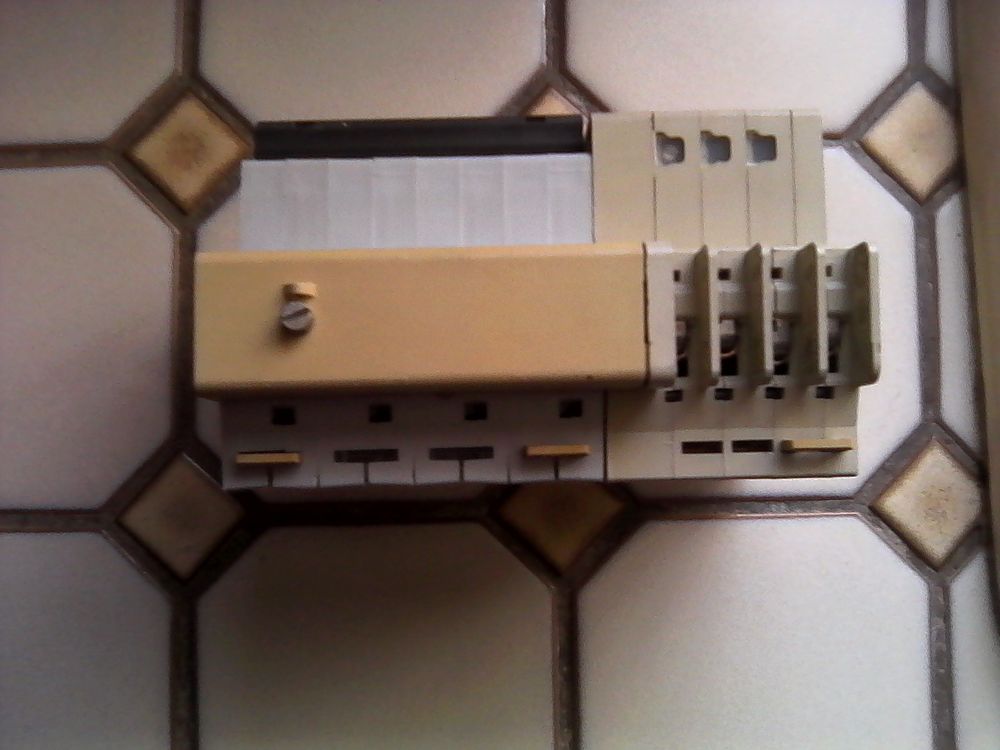 Disjoncteur diff&eacute;rentiel modulaire t&eacute;tra 32 &Agrave; Merlin G&eacute;rin . Bricolage
