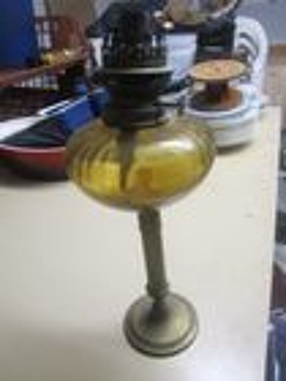 Lampe &agrave; p&eacute;trole ancienne le r&eacute;servoir verre jaune Décoration