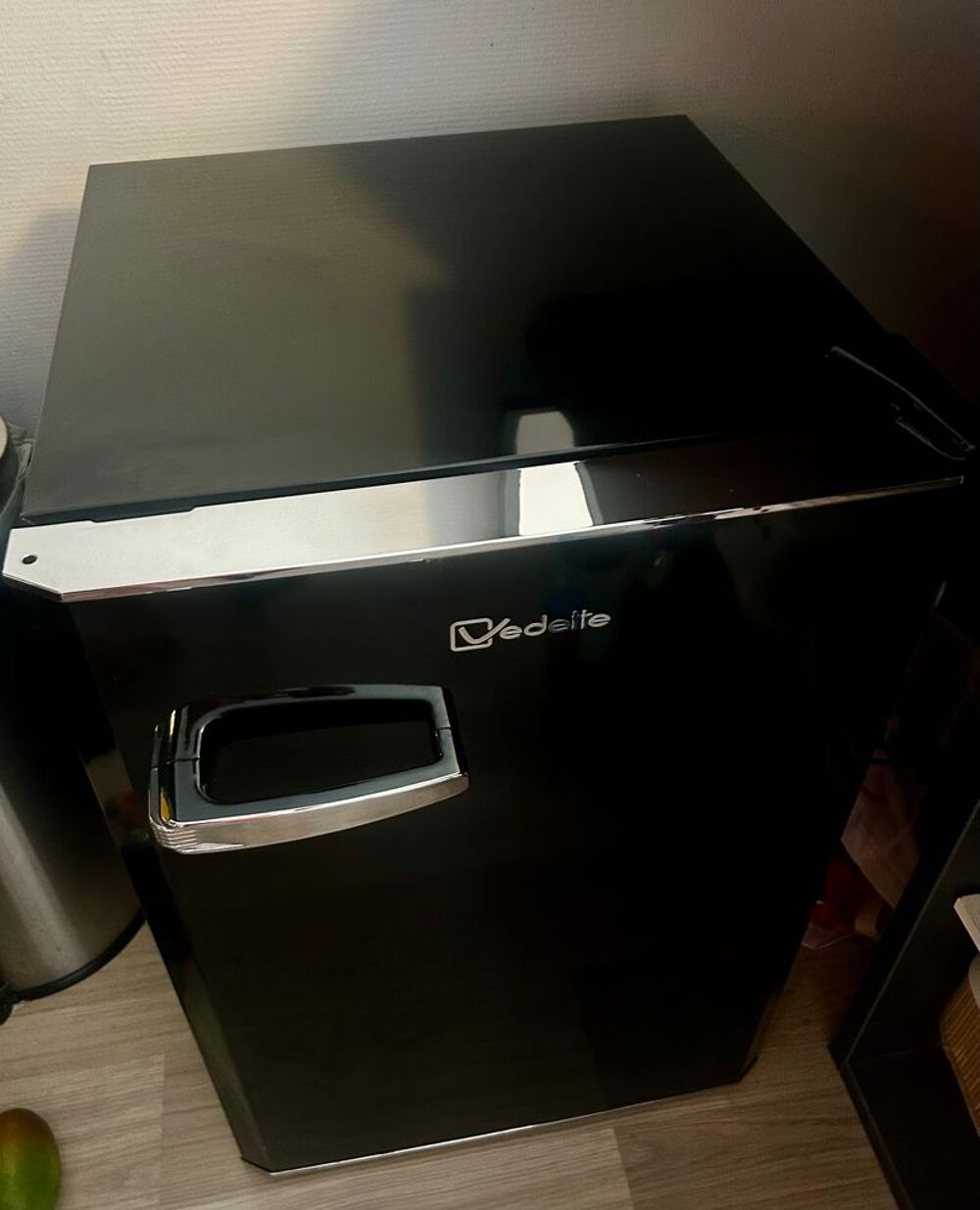 R&eacute;frig&eacute;rateur Vedette noir 108 L, dont cong&eacute;lateur 13 L Electroménager