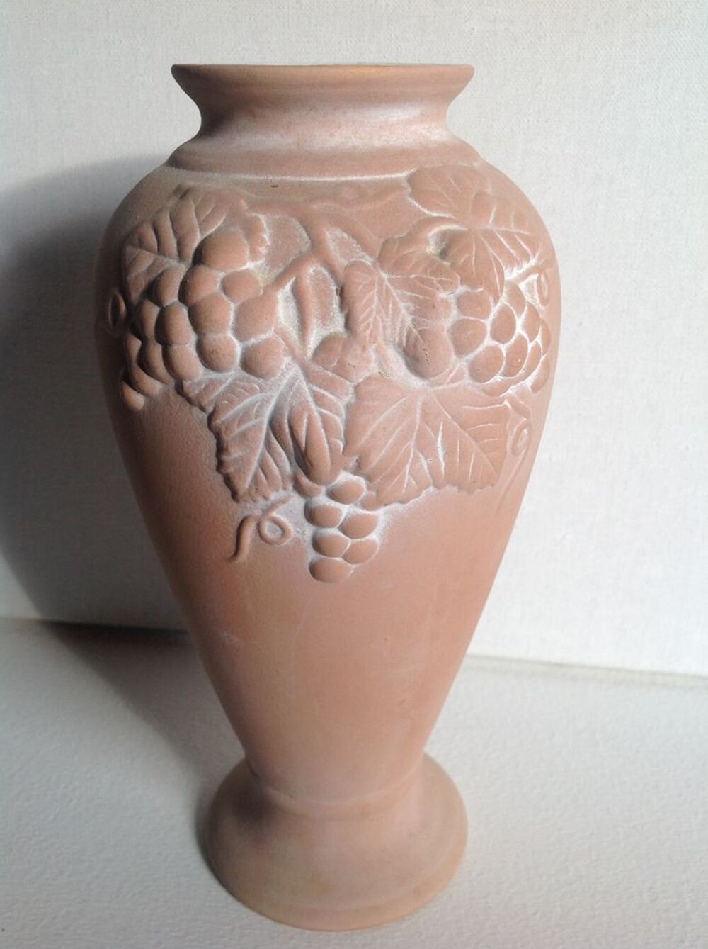 VASE EN GR&Egrave;S AVEC GRAPPES DE RAISINS BAS RELIEF Envoi Possib Décoration