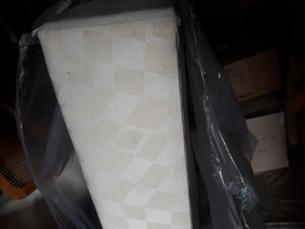 sommier tapissier de 140 x 190 et 15cm &eacute;paisseur Meubles
