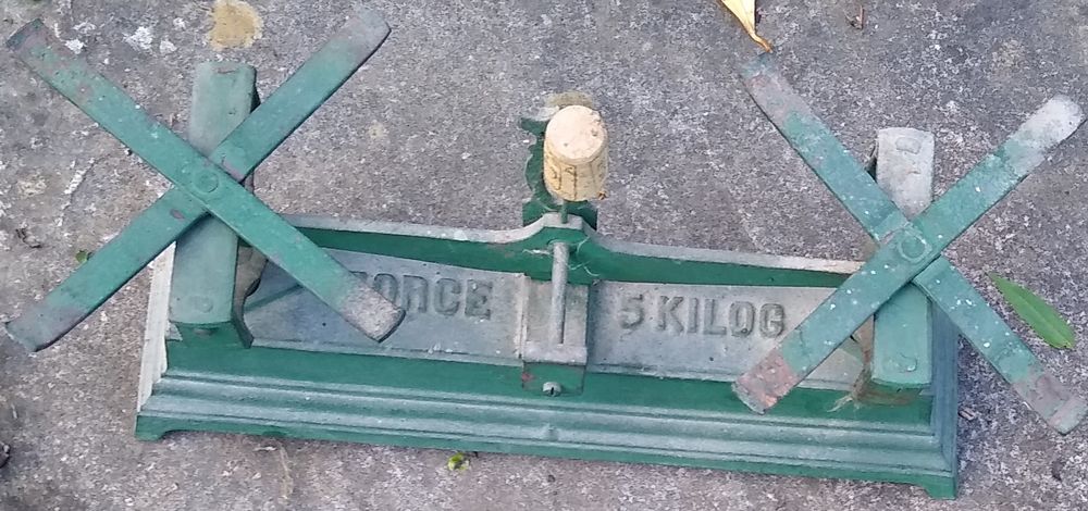 Anciennes balances avec plateaux en laiton

