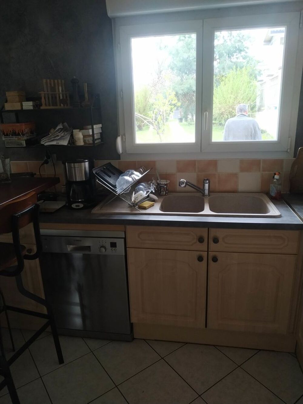 Cuisine avec &eacute;lectrom&eacute;nager . Electroménager
